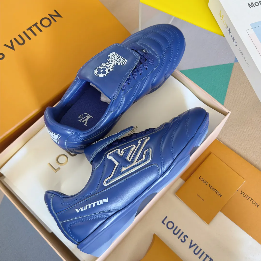 Top version: Couple model 640💰 LV Louis Vuitton L house Donkey brand latest Footprint series Couple model football sneakers casual running shoes original purchase development and production This Footprint Soccer sneaker was unveiled in the 2025 spring and summer series fashion show. It is the first sneaker designed by Pharrell Williams inspired by football shoes. The shoes are inspired by football, a sport that spans generations and cultures, echoing the 2025 spring and summer series fashion show's theme of unity and universal participation. The shoe is famous for its sleek design, with the dynamic IV Initials logo embellished on the side, the tongue embellished with the Lvers United badge inspired by the football team, and the foot pattern rubber sole decorated with multiple Louis Vuitton logos. Exquisitely packaged at the delivery counter🛍📦 ▪️Material: Original imported first-layer cowhide ▪️Lining: Original custom-made soft sheepskin lining ▪️Sole: Original open-molded two-color TPU combination sole ▪️Sole thickness: 3.5CM ▪️Size: Women’s 35-41 / Men’s 39-45